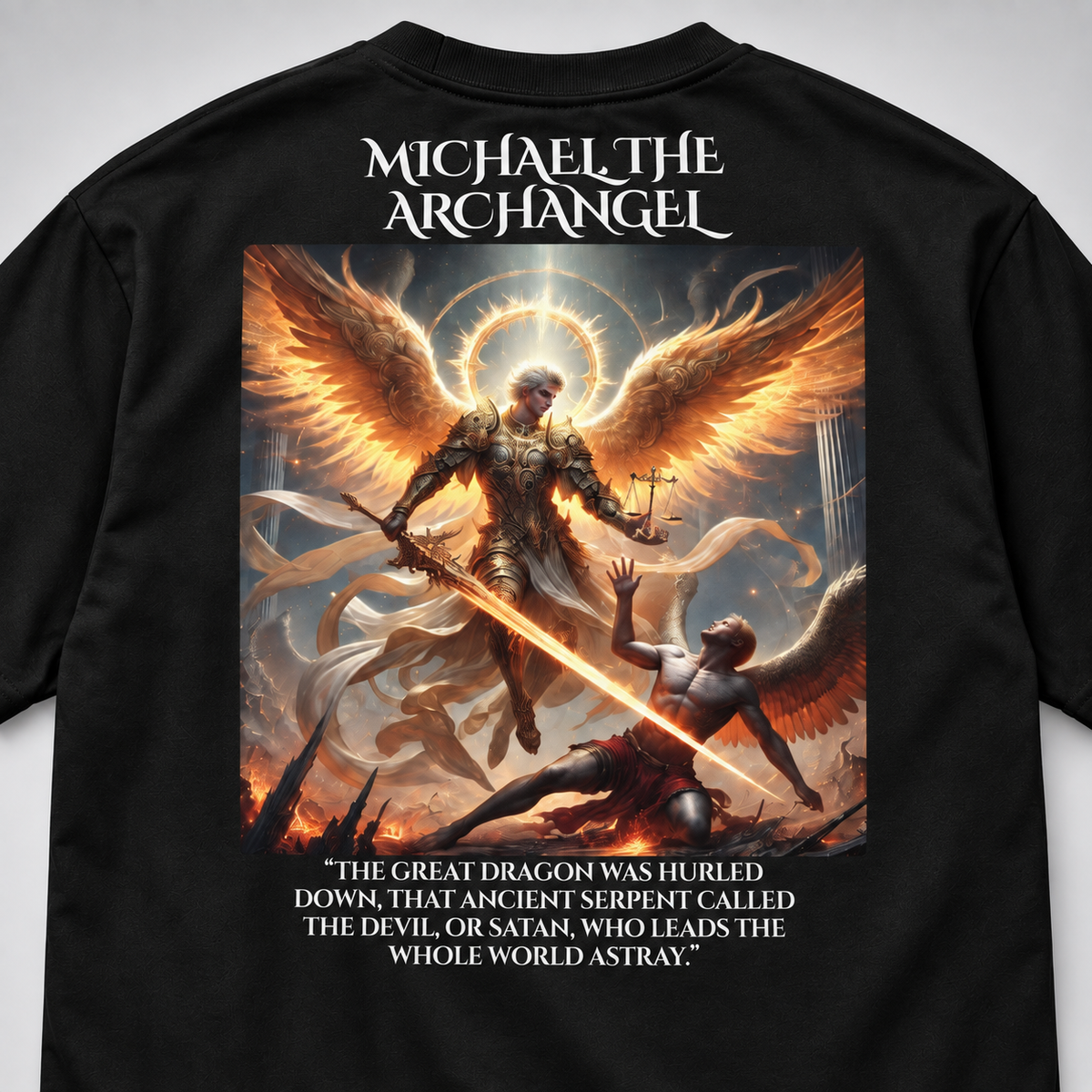 Un tricou negru cu mâneci lungi văzut din spate, cu imprimeu mare reprezentându-l pe Arhanghelul Michael cu aripi luminoase și o sabie, însoțit de text alb.