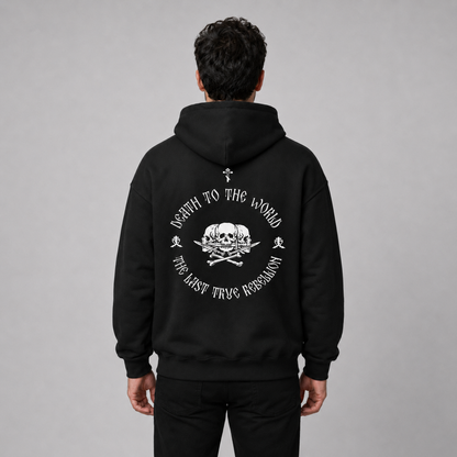 Rückansicht eines Mannes in schwarzem Hoodie mit großem weißem Rückendruck. Das Motiv zeigt einen Totenkopf mit gekreuzten Knochen und kreisförmig angeordneter Aufschrift „THE LAST TRUE REBELLION“.