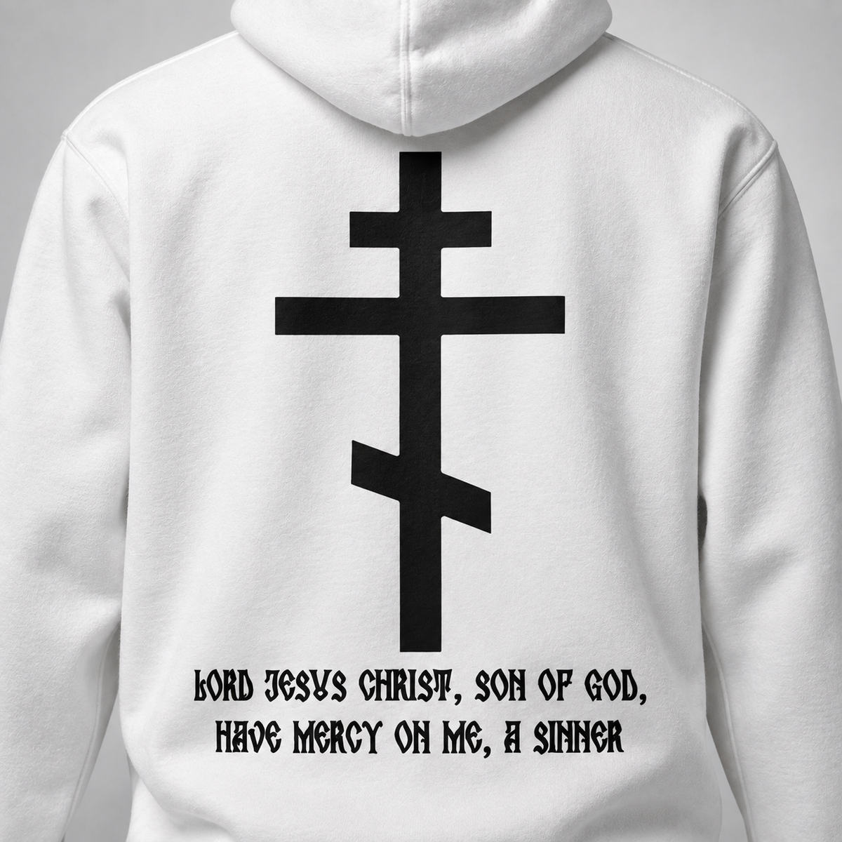Rückansicht eines weißen Pullover-Hoodies mit großem schwarzem ostorthodoxem Kreuzmotiv und der Aufschrift „Herr Jesus Christus, Sohn Gottes, erbarme Dich meiner, des Sünders“ vor hellgrauem Hintergrund.