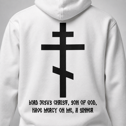 Rückansicht eines weißen Pullover-Hoodies mit großem schwarzem ostorthodoxem Kreuzmotiv und der Aufschrift „Herr Jesus Christus, Sohn Gottes, erbarme Dich meiner, des Sünders“ vor hellgrauem Hintergrund.