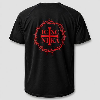 Un tricou negru cu mâneci scurte văzut din spate, cu un imprimeu roșu reprezentând o cruce într-o cunună de spini și textul „IC XC NI KA” în centru, pe un fundal gri deschis