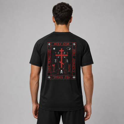 Un bărbat văzut din spate, purtând un tricou negru cu imprimeu mare gotic roșu și alb, reprezentând o cruce, un craniu și text religios.