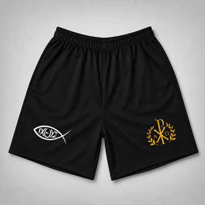 Pantaloni scurți sport negri cu talie elastică, pește alb cu inscripția „ΙΧΘΥΣ” pe piciorul stâng și monogramă galbenă pe cel drept, pe un fundal gri neutru.