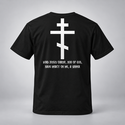 Rückansicht eines schwarzen kurzärmeligen T-Shirts mit großem weißem ostorthodoxem Kreuzmotiv und weißer Aufschrift „Herr Jesus Christus, Sohn Gottes, erbarme Dich meiner, des Sünders“ darunter vor neutralem grauem Hintergrund.