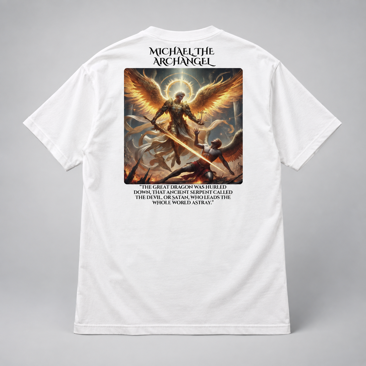 Tricou alb cu mâneci scurte văzut din spate, cu imprimeu mare reprezentându-l pe Arhanghelul Michael cu o sabie și aripi luminoase, cu text deasupra și dedesubt, pe un fundal gri deschis.