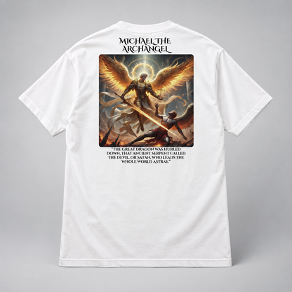 Tricou alb cu mâneci scurte văzut din spate, cu imprimeu mare reprezentându-l pe Arhanghelul Michael cu o sabie și aripi luminoase, cu text deasupra și dedesubt, pe un fundal gri deschis.
