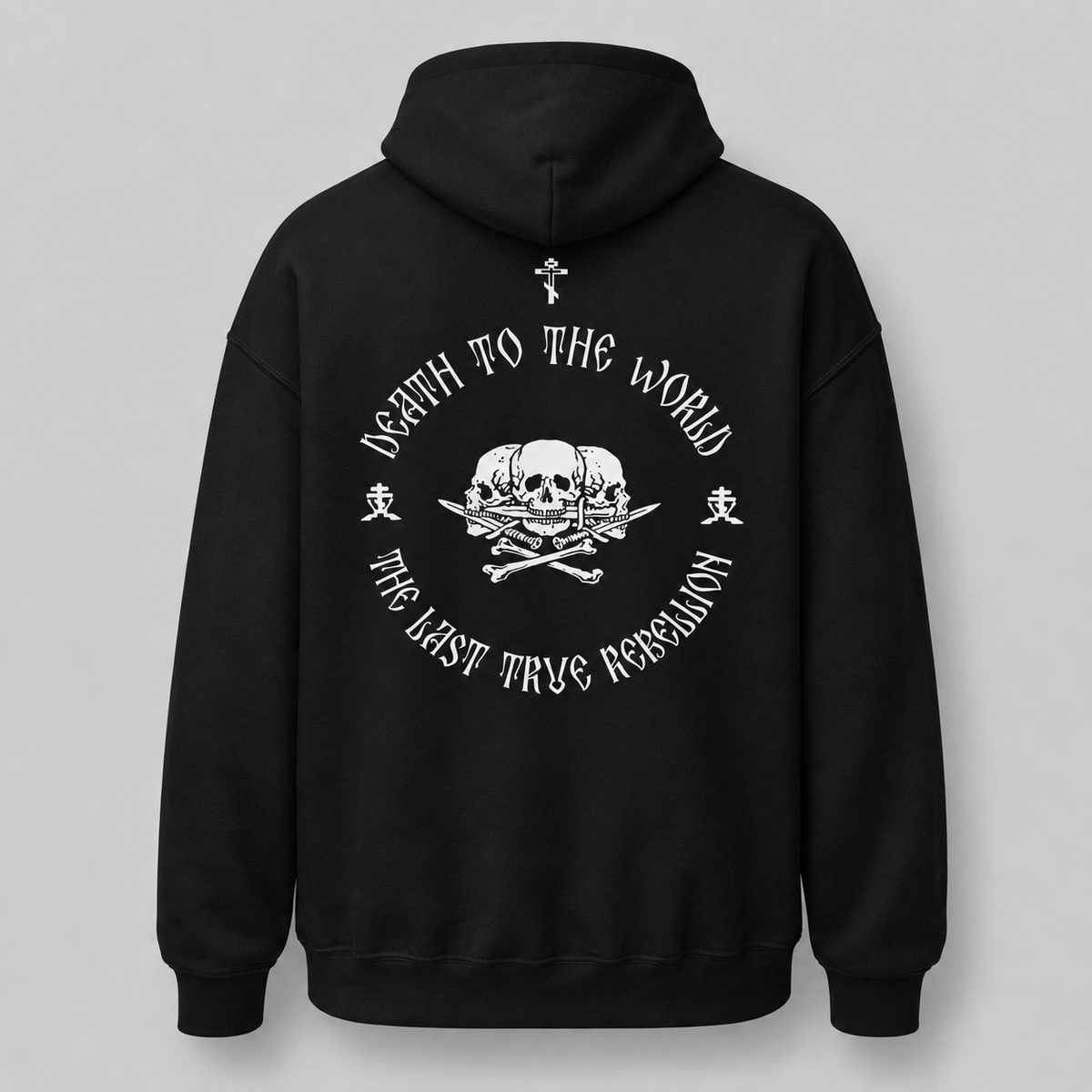 schwarzer Hoodie mit Totenköpfen und Schrift auf dem Rücken vor weißem Hintergrund