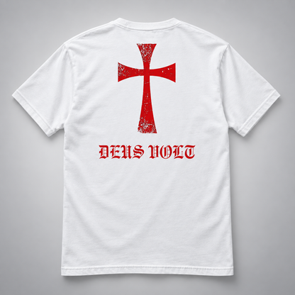 Rückansicht eines weißen kurzärmeligen T-Shirts mit großem rotem Kreuzmotiv im Used-Look und roter gotischer Aufschrift „DEUS VOLT“ darunter vor hellgrauem Hintergrund.