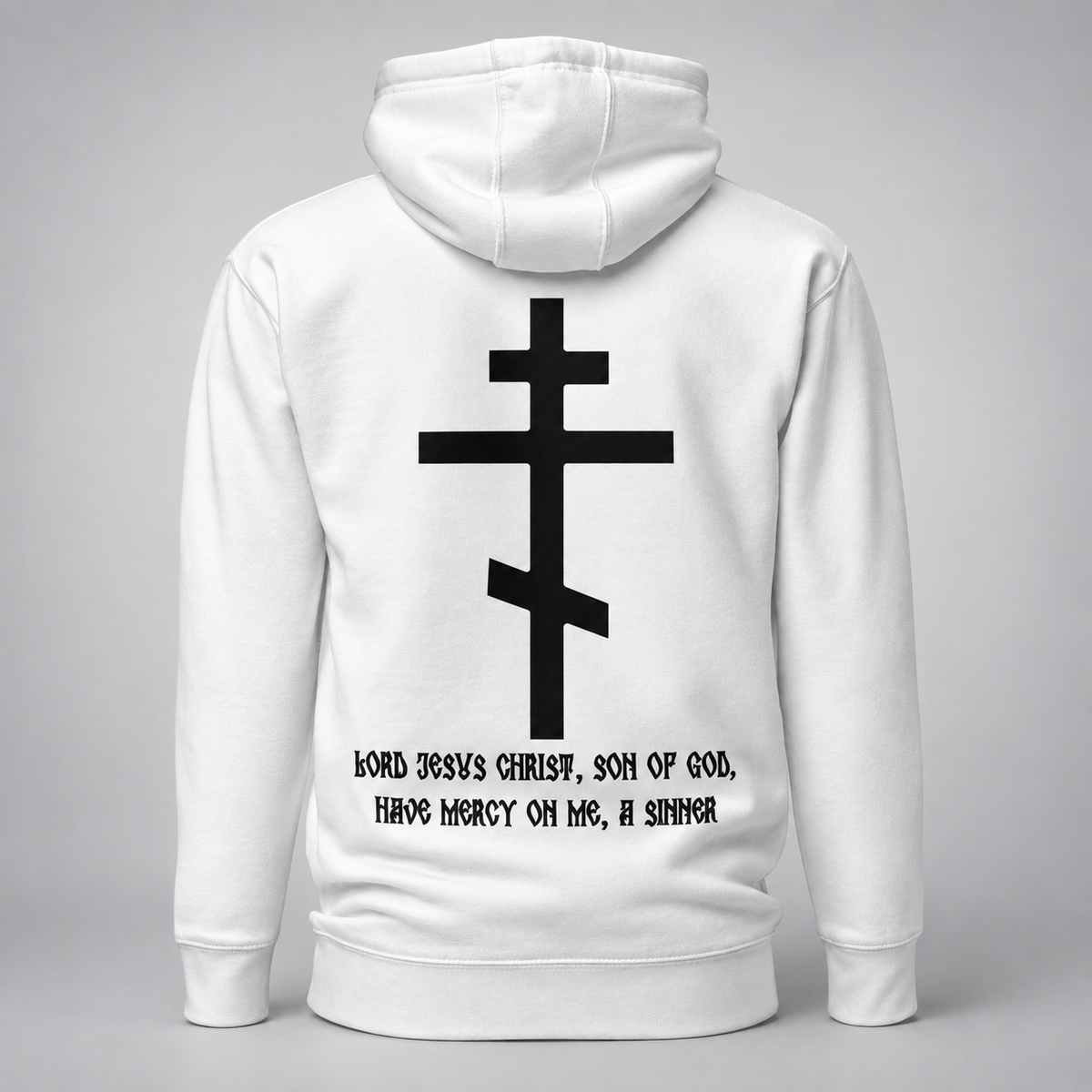 Rückansicht eines weißen Pullover-Hoodies mit großem schwarzem ostorthodoxem Kreuzmotiv und der Aufschrift „Herr Jesus Christus, Sohn Gottes, erbarme Dich meiner, des Sünders“ auf dem Rücken.