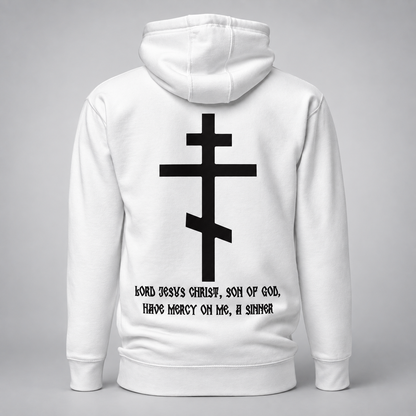 Rückansicht eines weißen Pullover-Hoodies mit großem schwarzem ostorthodoxem Kreuzmotiv und der Aufschrift „Herr Jesus Christus, Sohn Gottes, erbarme Dich meiner, des Sünders“ auf dem Rücken.