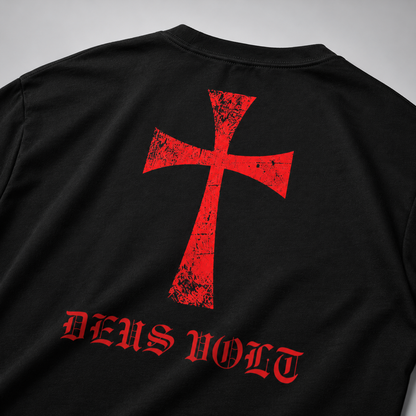 Nahaufnahme der Rückseite eines schwarzen Langarmshirts mit großem rotem Kreuzmotiv im Used-Look und roter gotischer Aufschrift „DEUS VOLT“.