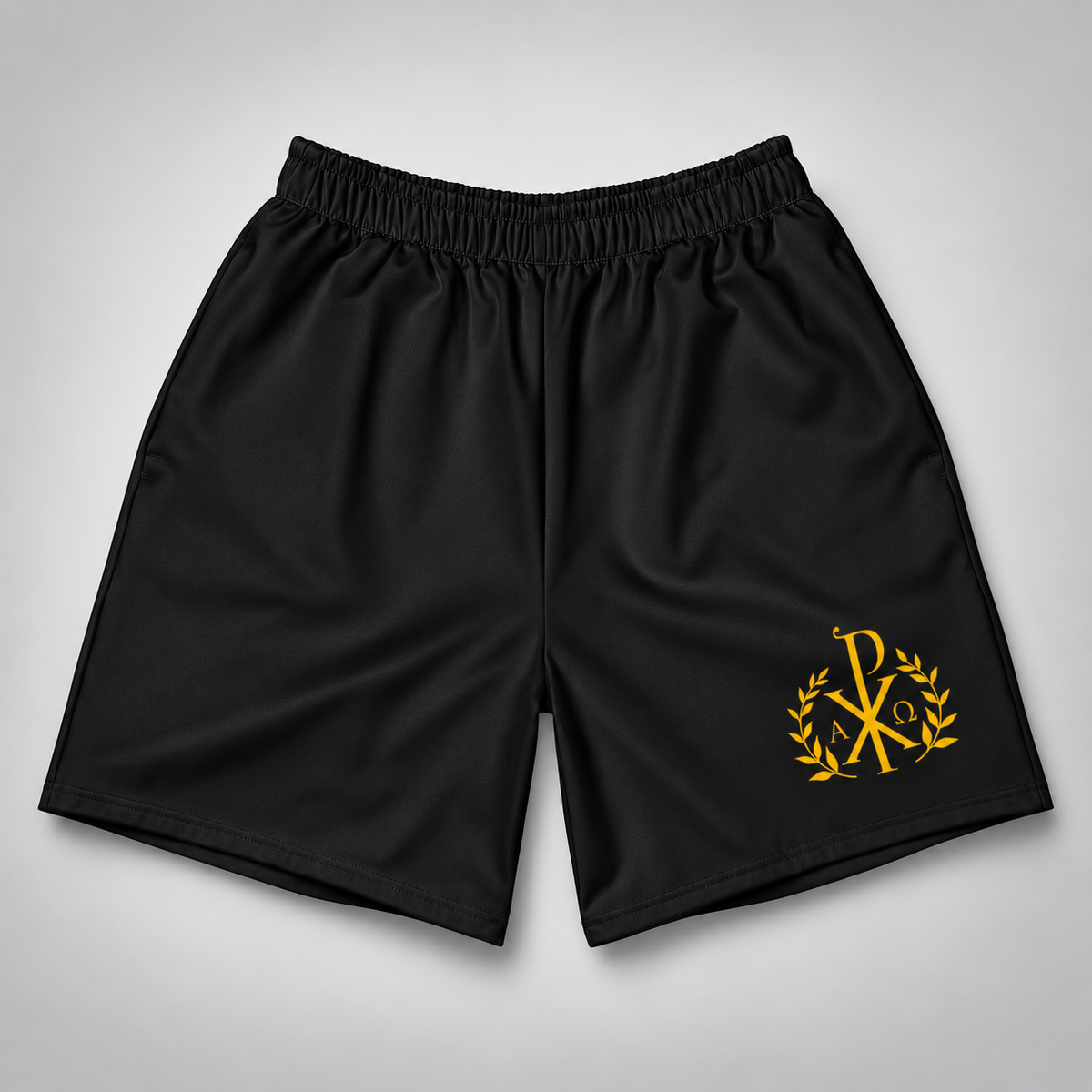 Pantaloni scurți sport negri cu talie elastică și monogramă galbenă în partea de jos a piciorului stâng, pe un fundal gri neutru.