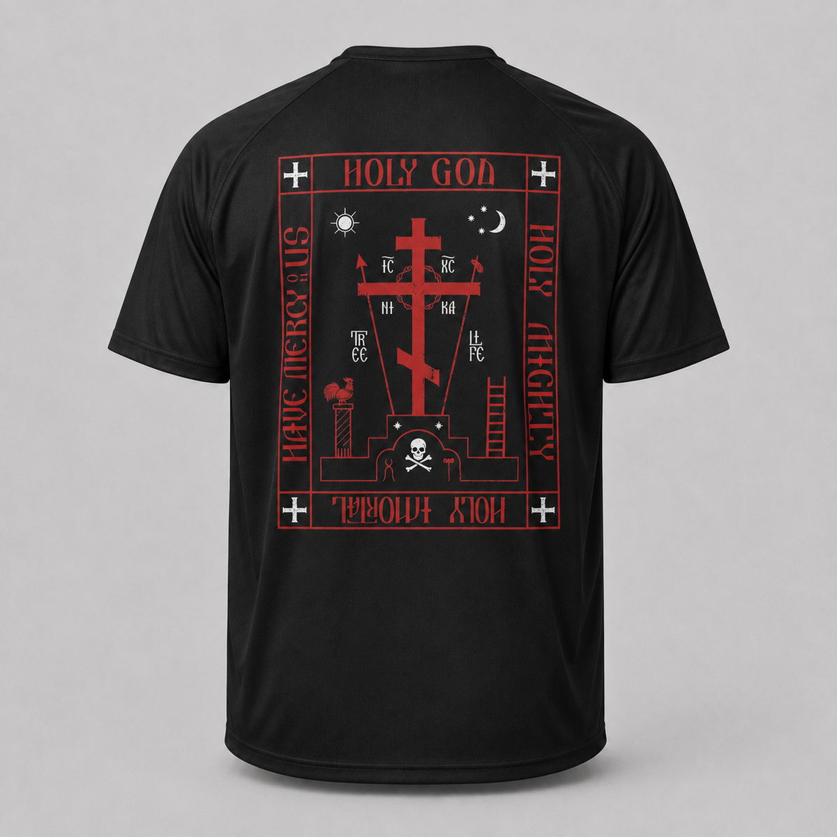 Un tricou negru cu mâneci scurte văzut din spate, cu imprimeu mare gotic roșu și alb, cu cruci, craniu și text religios, pe un fundal gri deschis.