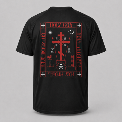 Un tricou negru cu mâneci scurte văzut din spate, cu imprimeu mare gotic roșu și alb, cu cruci, craniu și text religios, pe un fundal gri deschis.