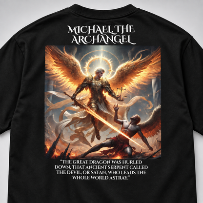 Un tricou negru cu mâneci lungi văzut din spate, cu imprimeu mare reprezentându-l pe Arhanghelul Michael cu aripi luminoase și o sabie, însoțit de text alb.