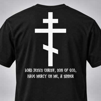 Rückansicht eines schwarzen kurzärmeligen T-Shirts mit großem weißem ostorthodoxem Kreuzmotiv und der weißen gotischen Aufschrift „Herr Jesus Christus, Sohn Gottes, erbarme Dich meiner, des Sünders“.