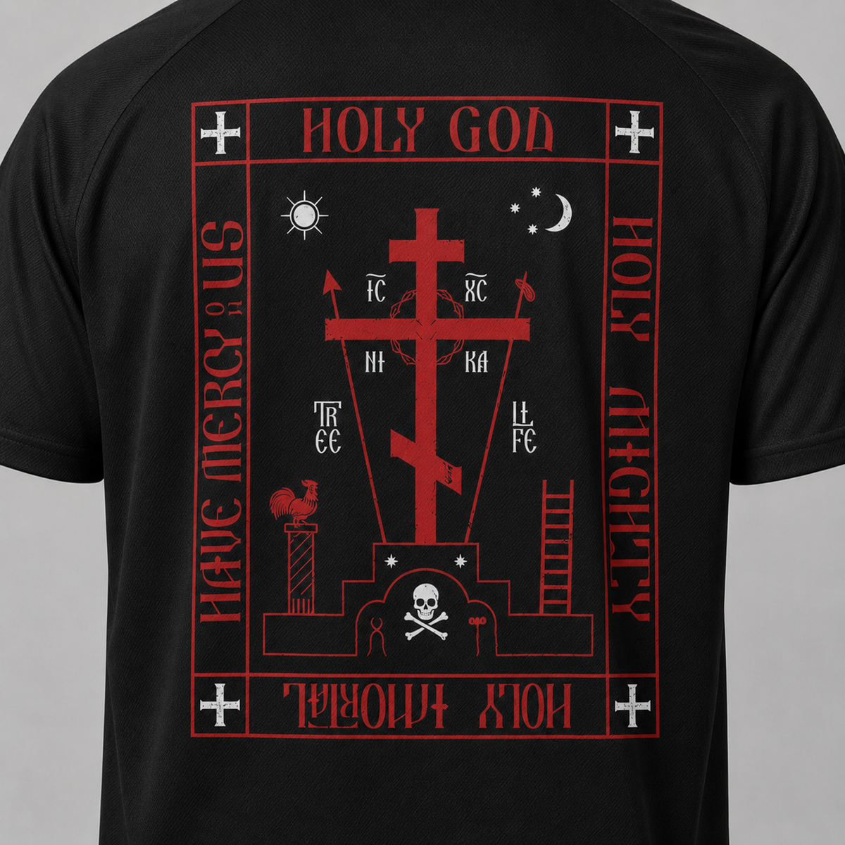 Tricou raglan negru văzut din spate, cu imprimeu mare roșu reprezentând o cruce, un craniu și oase încrucișate, simboluri religioase și text.