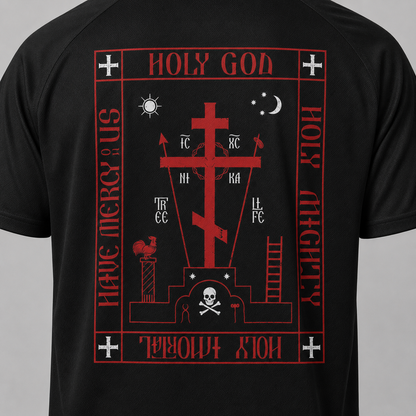 Tricou raglan negru văzut din spate, cu imprimeu mare roșu reprezentând o cruce, un craniu și oase încrucișate, simboluri religioase și text.