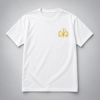 Weißes kurzärmeliges Rundhals-T-Shirt mit kleinem goldenem Monogramm-Logo links auf der Brust, flach vor neutralem grauem Hintergrund dargestellt.