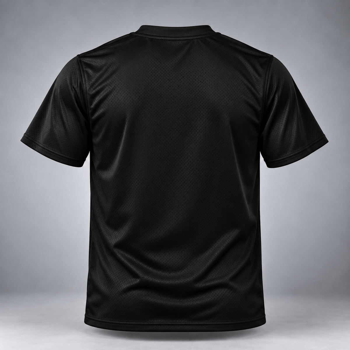 Tricou sport negru cu mâneci scurte văzut din spate, cu textură discretă tip plasă și decolteu rotund, pe un fundal gri neutru de studio.