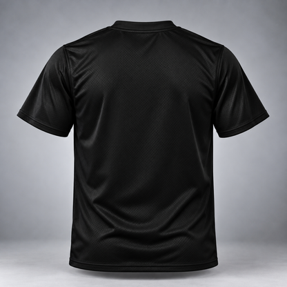 Tricou sport negru cu mâneci scurte văzut din spate, cu textură discretă tip plasă și decolteu rotund, pe un fundal gri neutru de studio.