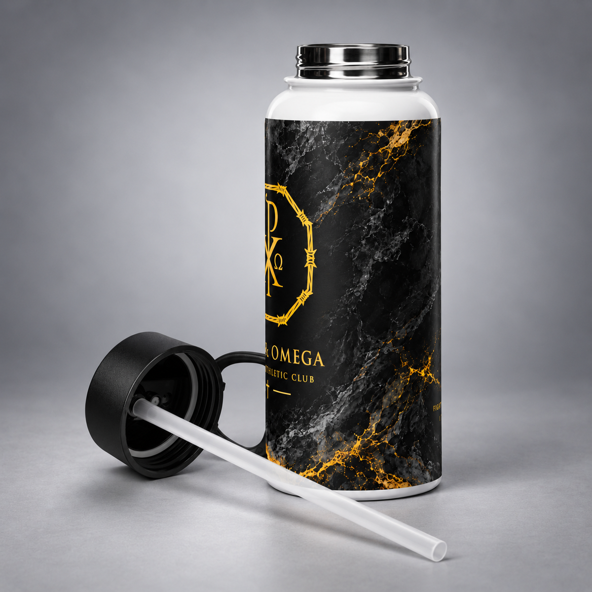 O sticlă termoizolantă pentru apă cu model marmorat negru și auriu, partea superioară albă și capac negru, cu pai transparent și capac negru detașat, pe un fundal gri de studio. Text vizibil 