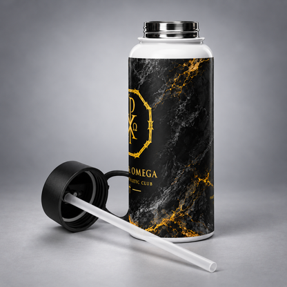 O sticlă termoizolantă pentru apă cu model marmorat negru și auriu, partea superioară albă și capac negru, cu pai transparent și capac negru detașat, pe un fundal gri de studio. Text vizibil 
