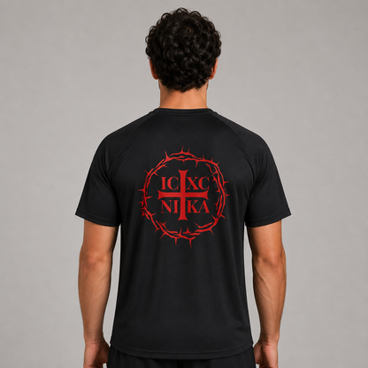 Un bărbat văzut din spate, purtând un tricou sport negru cu un imprimeu roșu. Imprimeul reprezintă o cruce roșie într-o cunună de spini, cu literele grecești „IC XC NI KA” integrate în model