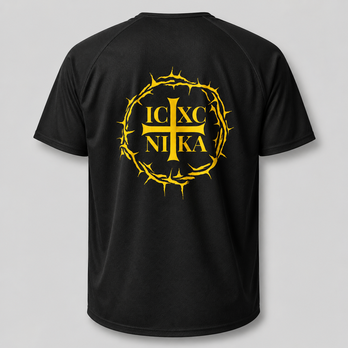 Tricou raglan negru cu mâneci scurte, văzut din spate, cu un imprimeu mare galben reprezentând o cunună de spini care înconjoară textul „IC XC NI KA” în formă de cruce, pe un fundal gri deschis 