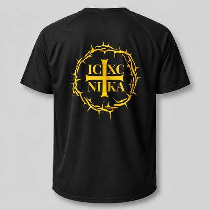 Tricou raglan negru cu mâneci scurte, văzut din spate, cu un imprimeu mare galben reprezentând o cunună de spini care înconjoară textul „IC XC NI KA” în formă de cruce, pe un fundal gri deschis 