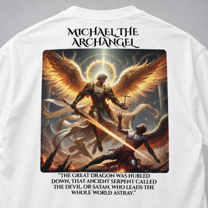 Tricou alb cu mâneci lungi văzut din spate, cu imprimeul „Michael the Archangel”, o ilustrație fantastică dramatică cu aripi aurii și o sabie, cu un citat dedesubt.