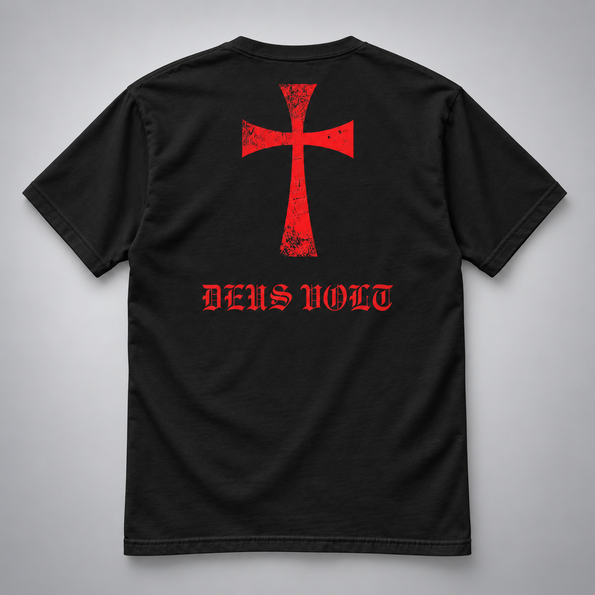 Rückansicht eines schwarzen kurzärmeligen T-Shirts mit großem rotem Kreuzmotiv im Used-Look und roter gotischer Aufschrift „DEUS VOLT“ darunter vor neutralem grauem Hintergrund.