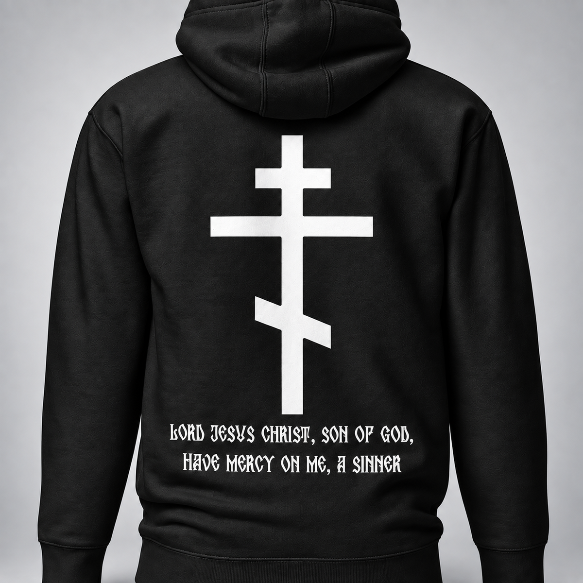Rückansicht eines schwarzen Pullover-Hoodies mit großem weißem ostorthodoxem Kreuzmotiv und weißer Aufschrift „Herr Jesus Christus, Sohn Gottes, erbarme Dich meiner, des Sünders“ unter dem Kreuz vor hellgrauem Hintergrund.