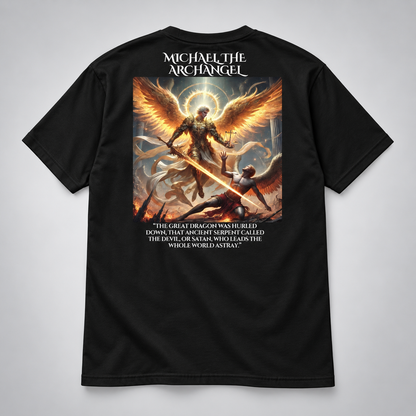 Un tricou negru cu mâneci scurte văzut din spate, cu imprimeu mare reprezentându-l pe Arhanghelul Michael cu sabie și aripi luminoase, însoțit de text.
